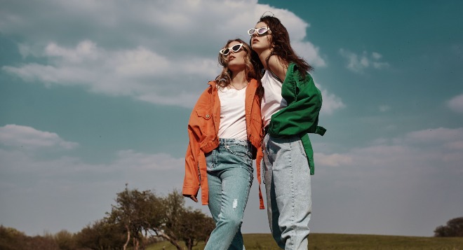 Junge-Frauen-fruehlingslook- Styling-Ideen für den Frühling