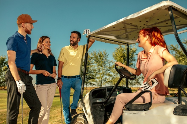 Gruppe junger Polospieler mit Polo-Shirts - Was ist Piqué Stoff?