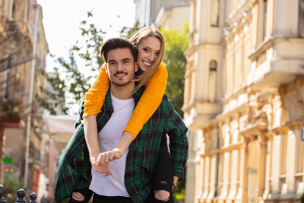 Junges Paar im Frühling in der Stadt - Styling-Ideen für den Frühling