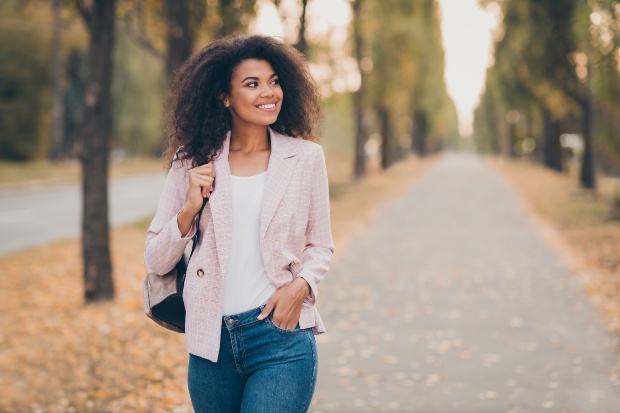 Junge Frau mit T-Shirt und Blazer