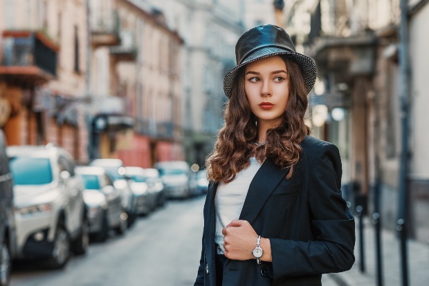 Junge Frau, Innenstadt, in elegantem Outfit mit Anglerhut