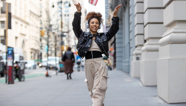 Junge Frau mit Jogginghose, Lederjacke, Street-Style - Joggingpants richtig kombinieren