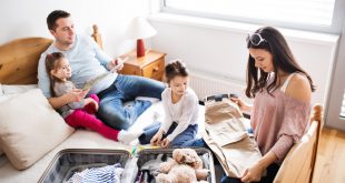 Junge Familie packt Kocffer - Wie viel Kleidung für 14 Tage Urlaub
