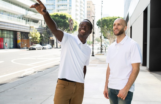 2-junge-Maenner-in-Polo-Shirts