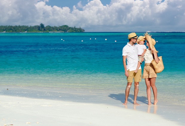 Junge-Familie-am-Strand