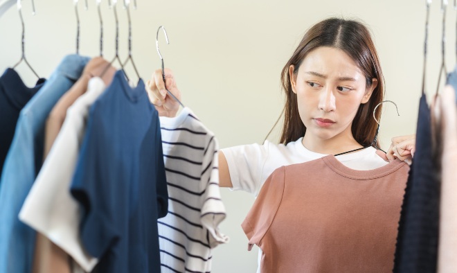 Junge-Frau-waehlt-T-Shirt - Wie viele T-Shirts braucht man