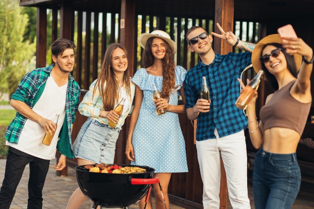 Junge-Leute-Grillen-und-machen-Selfie