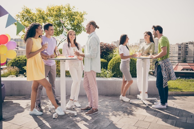 Junge-Leute-Terrasse-Party - Outfit für die Gartenparty