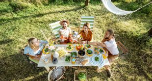 Junge-Leute-feiern-Outfit-für-die-Gartenparty