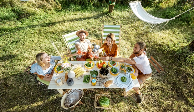 Junge-Leute-feiern-Outfit-für-die-Gartenparty