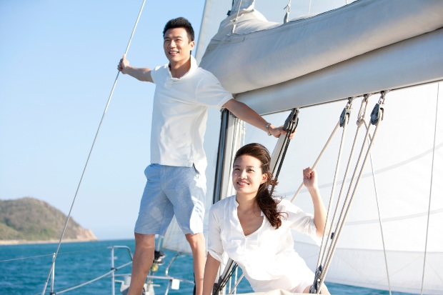 Junges Paar auf Segelboot