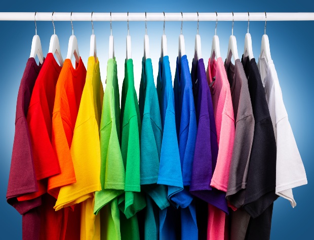 T-shirts-bunt-auf-Staender - Wie viele T-Shirts braucht man