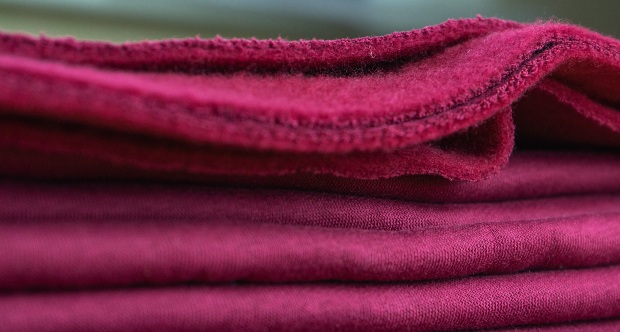 Schichten aus French-Terry-Stoff in Rosa-Amaranth