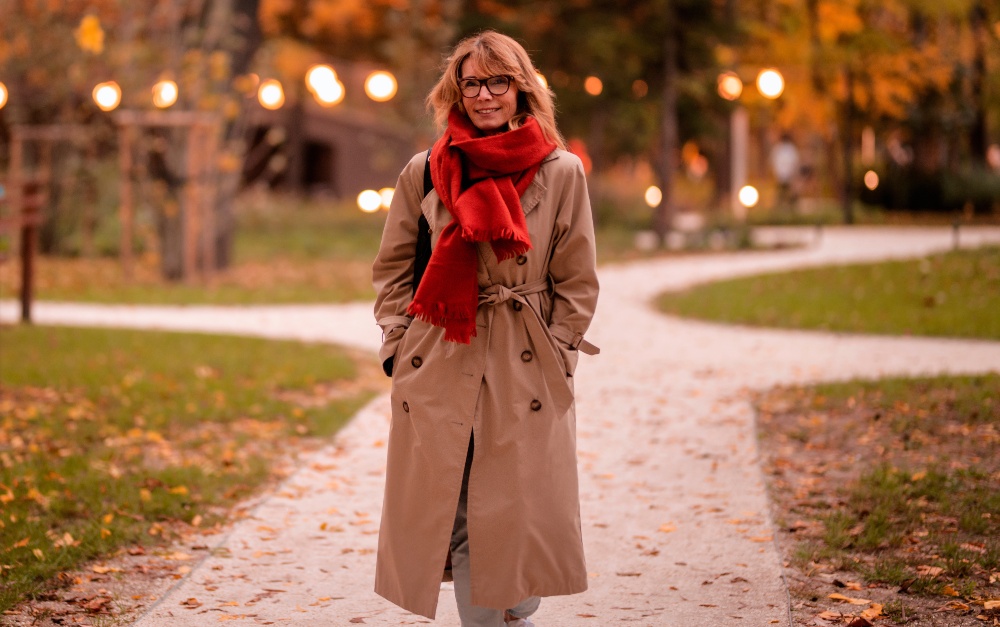 Ein Trenchcoat passt sehr gut bei schmalem Oberkörper - betont die Taille und sorgt für eine harmonische Silhouette Frau-Trenchcoat-Schal