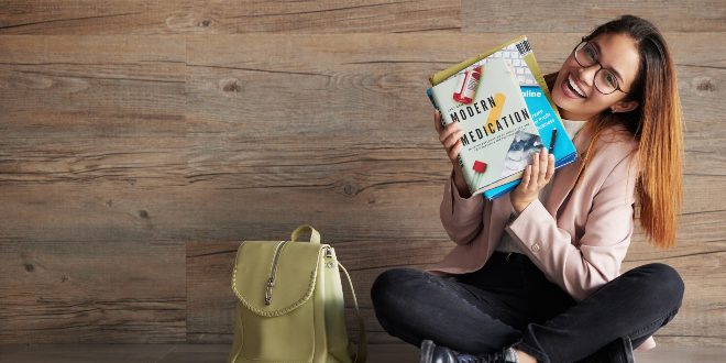 Studentin-sitzt-auf-Boden-mit-Buechern - Nerd-Style