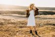 Frau-Herbst-in-weissem-Kleid - Kleid kombinieren im Herbst