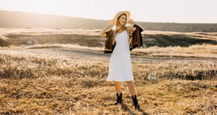 Frau-Herbst-in-weissem-Kleid - Kleid kombinieren im Herbst