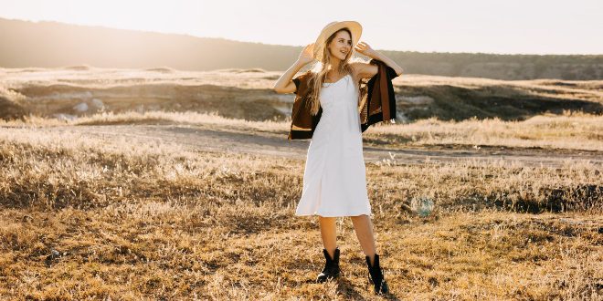 Frau-Herbst-in-weissem-Kleid - Kleid kombinieren im Herbst