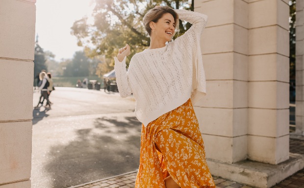 Frau-mit-weissem-Cardigan-und-gemustertem-Kleid - Kleid kombinieren im Herbst