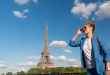 French-Chic-Junge-Frau-vor-Eiffelturm