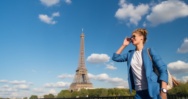 French-Chic-Junge-Frau-vor-Eiffelturm