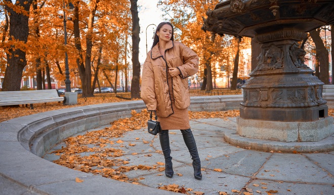 Junge-Frau-Herbst-Kleid-in-Beige