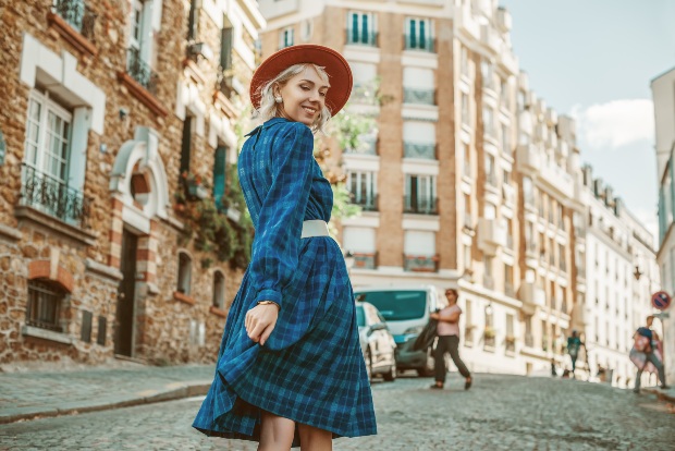 Junge-Frau-Kleid-Hut-Guertel