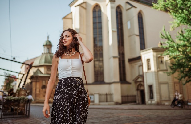 Junge-Frau-Rock-und-weisses-Oberteil