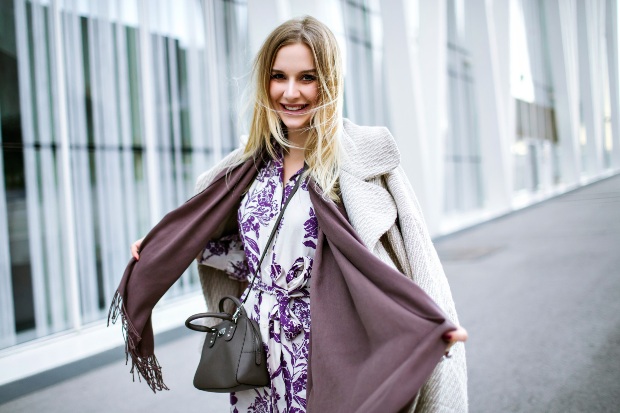 Junge-Frau-herbstlich-gekleidet - Kleid kombinieren im Herbst