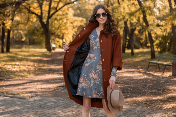 Junge-Frau-mit-Kleid-und-Mantel