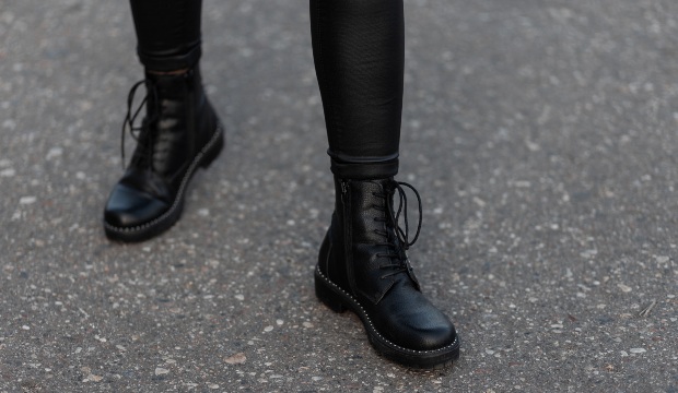 Frau-Biker-Boots-Nahaufnahme