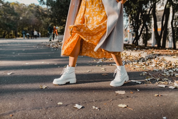 Frau-Sommerkleid-weisse-Stiefel