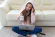 Junge-Frau-Hoodie-und-Jeans - Sweatjacke kombinieren