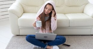 Junge-Frau-Hoodie-und-Jeans - Sweatjacke kombinieren