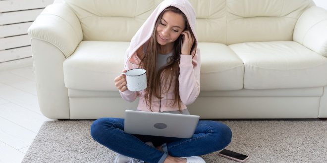 Junge-Frau-Hoodie-und-Jeans - Sweatjacke kombinieren