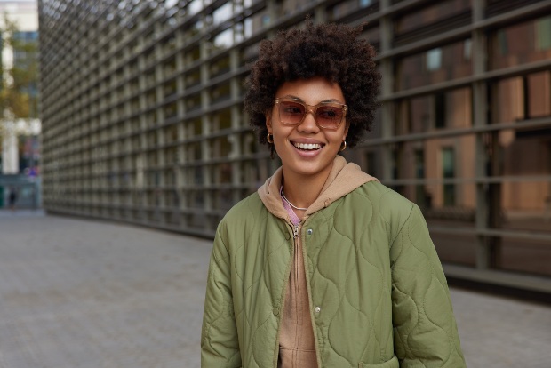 Junge-Frau-Jacke-und-Hoodie