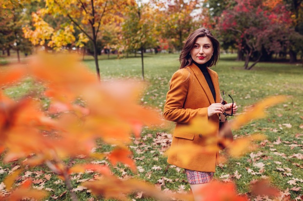 Frau-Blazer-in-Orange