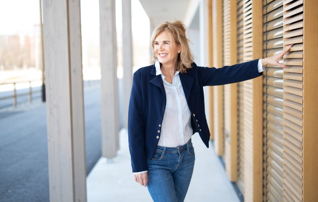 Frau-mit-Blazer-und-Jeans