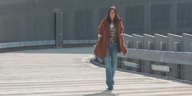 Junge-Frau-Bootcut-Jeans