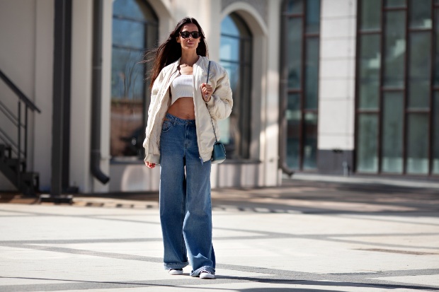 Junge-Frau-Schlaghosen-Crop-Top