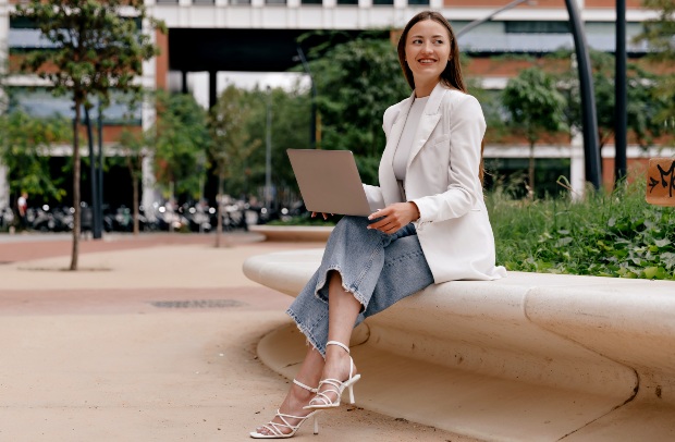 Junge-Frau-Schlaghosen-High-Heels