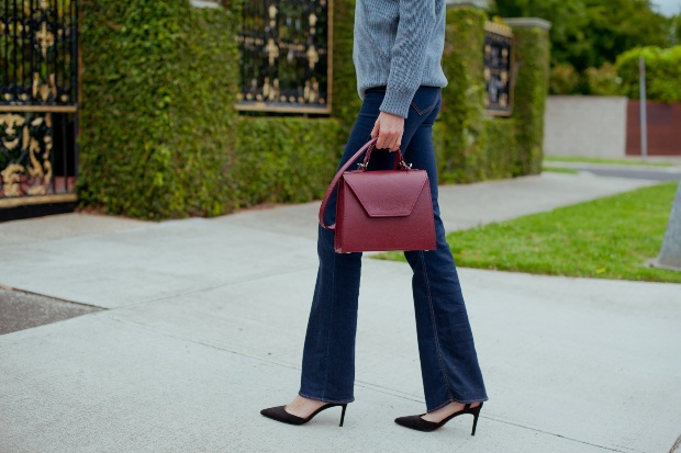 Junge Frau mit Bootcut-Jeans