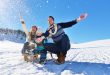 Junge-Familie-im-Schnee - Warme Kleidung für den Winter