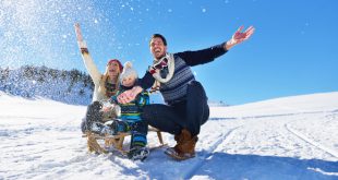 Junge-Familie-im-Schnee - Warme Kleidung für den Winter