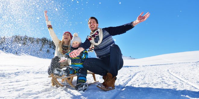 Junge-Familie-im-Schnee - Warme Kleidung für den Winter