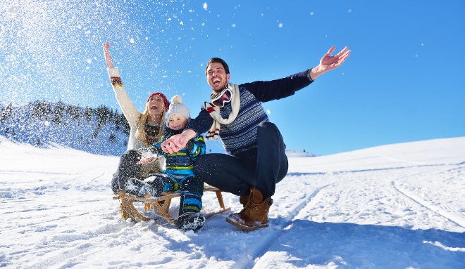 Junge-Familie-im-Schnee - Warme Kleidung für den Winter