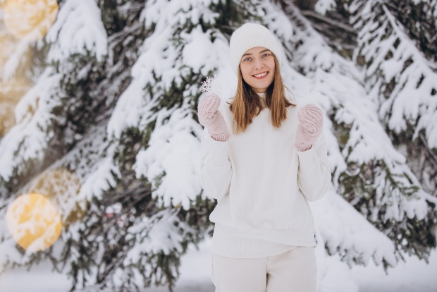 Junge-Frau-Winter-weisse-Kleidung - Weißes Outfit zusammenstellen