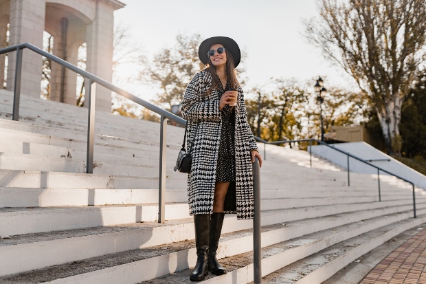 Junge-Frau-Kleid-Oversize-Mantel-Boots