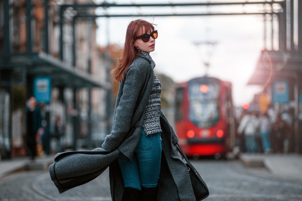 Junge-Frau-mit-Oversize-Mantel-und-Jeans