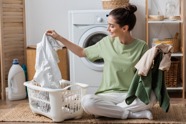 Junge-Frau-sortiert-Waesche - Kleidung richtig waschen